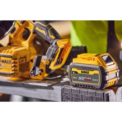 10. DeWALT DCS573NT-XJ przenośna pilarka tarczowa