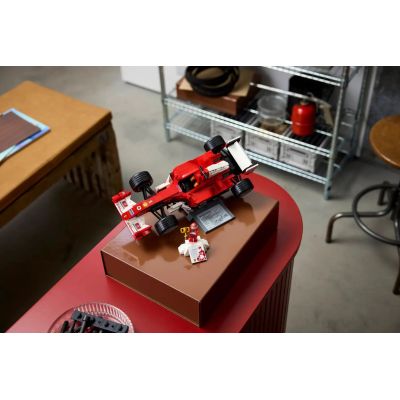 26. LEGO Icons 11375 - Ferrari F2004 i Michael Schumacher