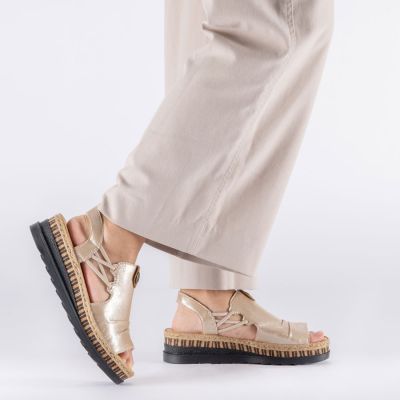 6. Sandały damskie na koturnie złote Rieker V7972-60