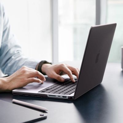 5. Etui Spigen AirSkin na MacBook Pro 14" 2021 / 2023 / 2024 / 2025 / 2026 - półprzezroczyste