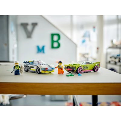 8. LEGO City 60415 Pościg radiowozu za muscle carem