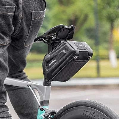 8. Torba Rockbros B69 rowerowa podsiodłowa 1.8l z systemem łatwego zwalniania - czarna