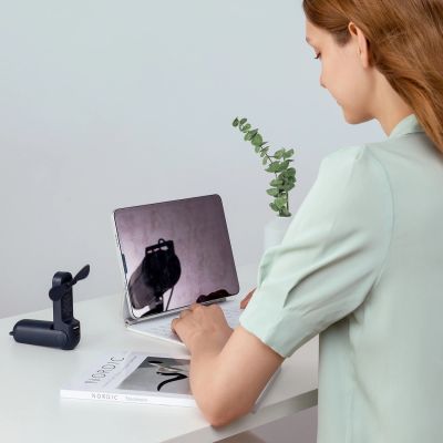 4. Mini wentylator Jisulife Handheld Fan Life8 przenośny wiatraczek USB z funkcją powerbanka 2000mAh i latarką - niebieski