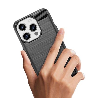 8. Elastyczne etui wzór karbon do iPhone 15 Pro Carbon Case - czarne