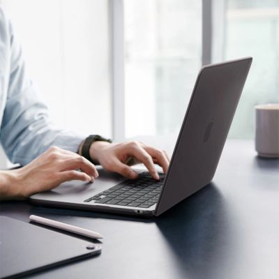 5. Etui Spigen AirSkin na MacBook Air 13" 2023/ 2024 / 2025 / 2026 - półprzezroczyste