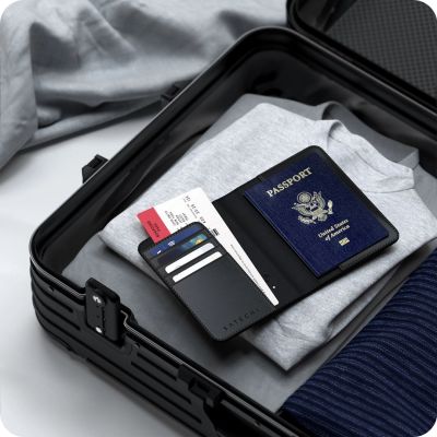 5. Satechi FindAll Passport Cover - etui na paszport ze skóry wegańskiej z lokalizatorem kompatybilne z Apple Find My (black)