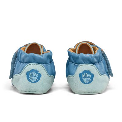 6. Buty do raczkowania ze skóry Affenzahn Crawly Shark (01257-30211)