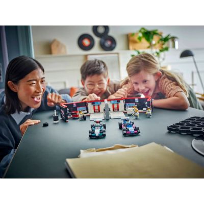 9. LEGO CITY 60444 F1 Garaż i bolidy Mercedes-AMG i Alpine