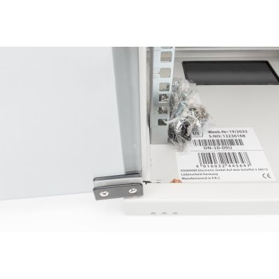 11. Szafa sieciowa wisząca 10" 9U rack 312x300, drzwi szyba, szary, niedzielona, złożona, 30kg