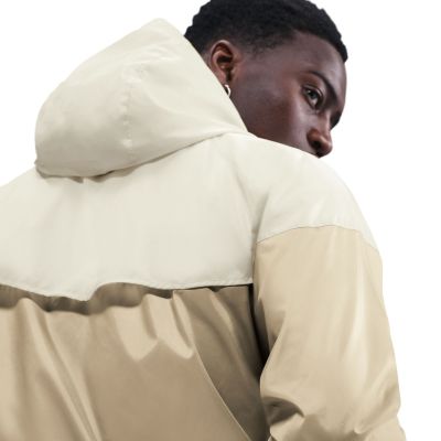 5. Kurtka męska Nike Sportswear Windrunner Jacket beżowa DA0001 297