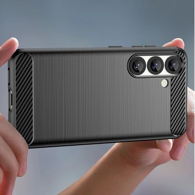 15. Etui silikonowe Carbon Case na iPhone 16e / 17e - czarne