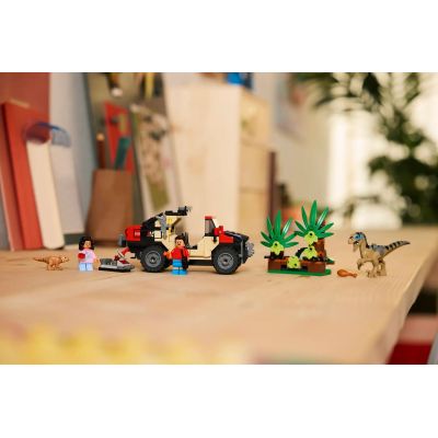 9. LEGO Jurassic World 76972 Ucieczka terenówką przed raptorem