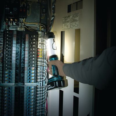 2. Latarka Aku 18V Li-Ion DML806  MAKITA