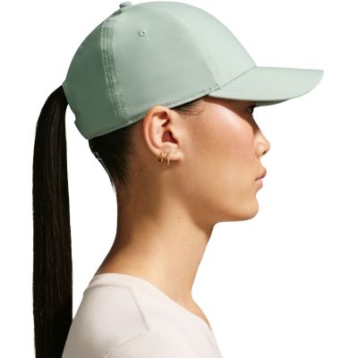 4. Czapka z daszkiem Nike Dri-FIT Club zielona FB5371 006