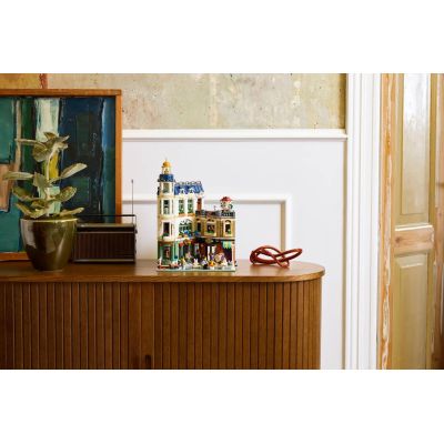 7. LEGO Icons 11371 - Ulica handlowa