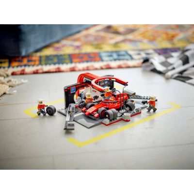 10. LEGO CITY 60443 F1 Pit stop i mechanicy z bolidem Ferrari