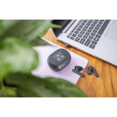 24. Słuchawki Voyager Free 60+ UC, USB-C, etui z ekranem dotykowym