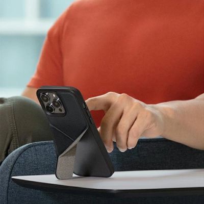 10. Etui UNIQ Transforma Magclick Charging na iPhone 14 Plus - niebieskie