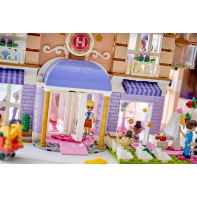 12. LEGO Friends 42704 - Grand Hotel w mieście Heartlake