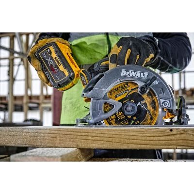 7. DeWALT DCS578NT-XJ przenośna pilarka tarczowa