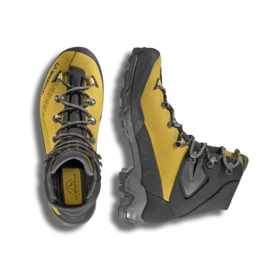 4. La Sportiva Aequilbrium ZFHS139E32G00 Trek GTX Savana/Carbon