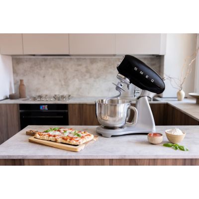 19. Robot kuchenny SMEG SMF04BLEU
