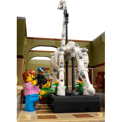 6. LEGO Icons 10326 Muzeum Historii Naturalnej