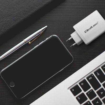 4. Qoltec Ładowarka sieciowa 100W GaN  | 5-20V | 1.5-5A | 2 x USB-C PD | 1 x USB QC 3.0 | Biała