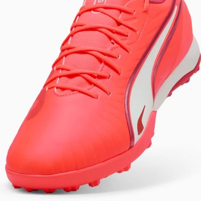 4. Buty piłkarskie Puma King Match TT M 108313-01