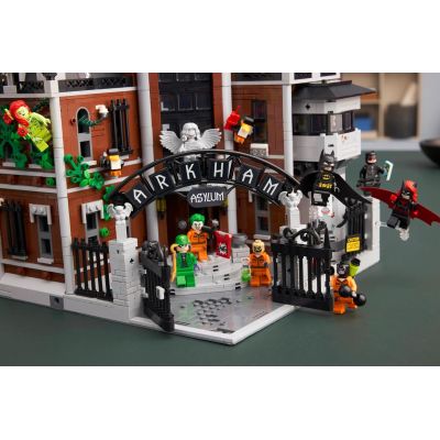 23. LEGO DC Super Heroes 76300 Arkham Asylum