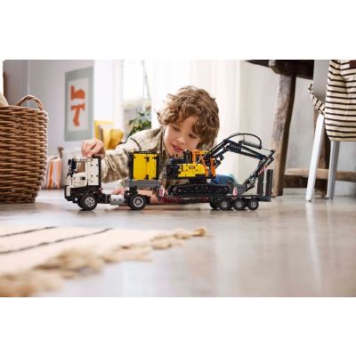 3. LEGO Technic 42175 Ciężarówka Volvo FMX i koparka EC230 Electric