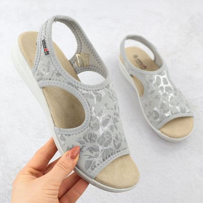 Sandały damskie na podwyższeniu elastyczne w kwiaty szare Unisoft 7196