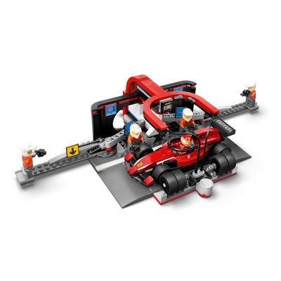 5. LEGO CITY 60443 F1 Pit stop i mechanicy z bolidem Ferrari