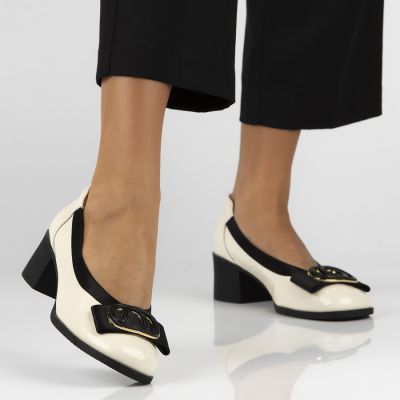 8. Skórzane czółenka lakierowane na klocku beżowe Filippo  DP6960