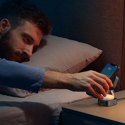 4. Ładowarka Ugreen W702 indukcyjna 3w1 z MagSafe / Qi2 i portem USB-C na telefon / słuchawki - czarna