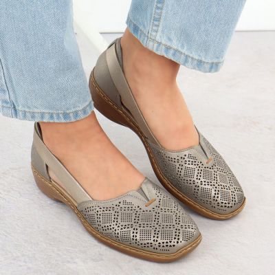 7. Skórzane półbuty damskie ażurowe komfort bezowe Rieker 41351-90
