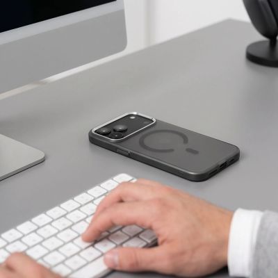 7. Etui Tech-Protect MagZero MagSafe na iPhone 17 Pro / 18 Pro - półprzezroczysto-czarne matowe