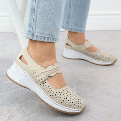 6. Skórzane półbuty ażurowe na rzep beżowe Rieker N4382-60