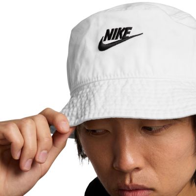 6. Czapka kapelusz Nike Apex biała FB5381 100