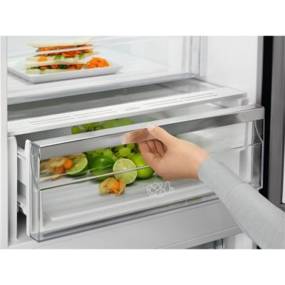 4. Chłodziarko-zamrażarka ELECTROLUX LNC7ME32X3