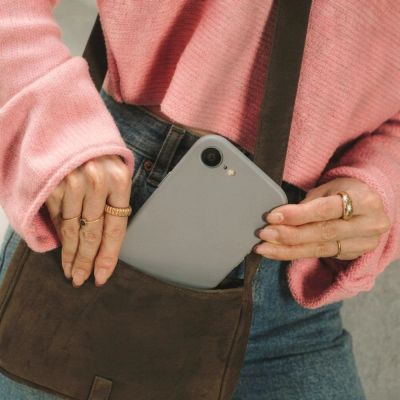 4. Etui Tech-Protect Silicone MagSafe na iPhone 16e / 17e - szare