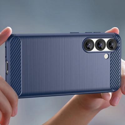 7. Etui silikonowe Carbon Case na iPhone 16e / 17e - niebieskie