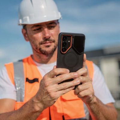 8. Etui Tech-Protect Kevlar Aura MagSafe na Samsung Galaxy S26 - czarno-pomarańczowe