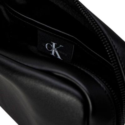 12. Kosmetyczka Calvin Klein Jeans Plaque Small Pouch K50K508221