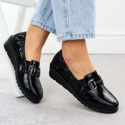 5. Skórzane półbuty damskie lakierowane na koturnie czarne Rieker L5352-00