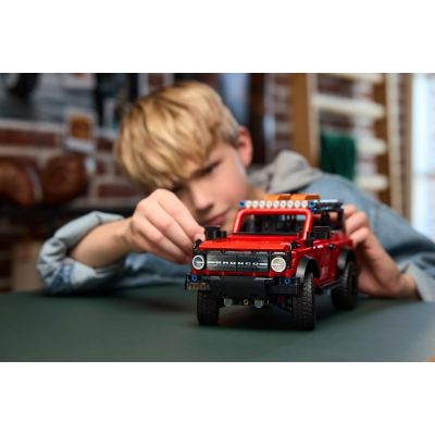 33. LEGO Technic 42213 - SUV Ford Bronco