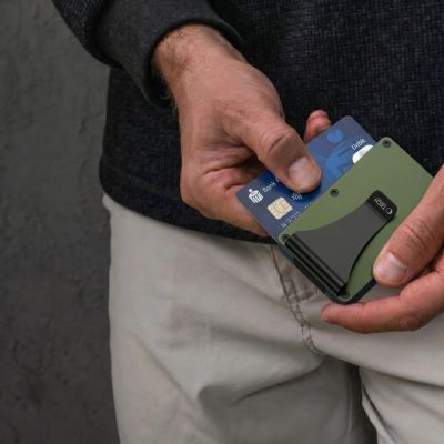 7. Portfel Tech-Protect Thorn RFID - zielony
