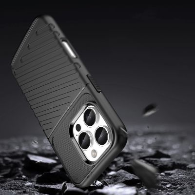 3. Etui silikonowe Thunder Case do iPhone 16 Pro - czarne