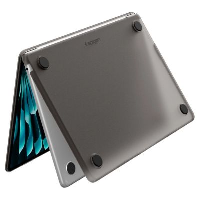 4. Etui Spigen AirSkin na MacBook Air 13" 2023/ 2024 / 2025 / 2026 - półprzezroczyste