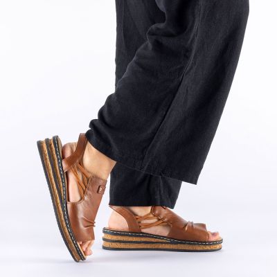 6. Komfortowe sandały damskie na koturnie brązowe Rieker  62962-22